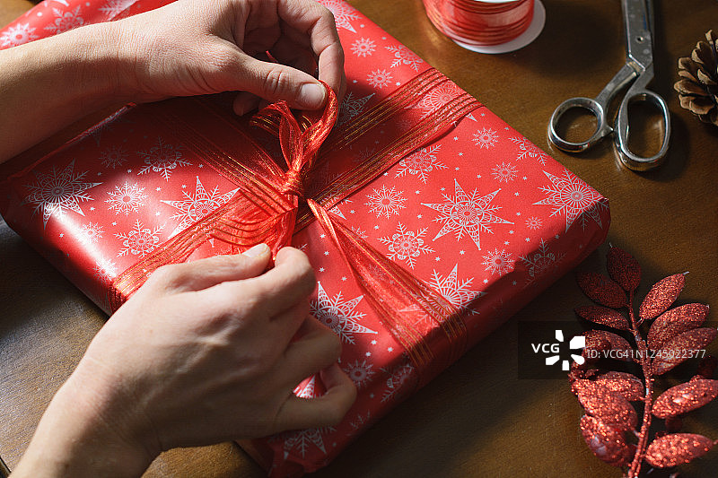 包装和装饰圣诞礼物图片素材