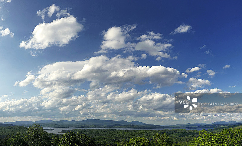 远处的兰格利湖，天空中有美丽的云彩图片素材