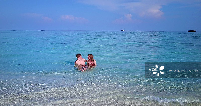白人游客浪漫地花他们的时间在一个美丽的平静的海边白色的海滩图片素材