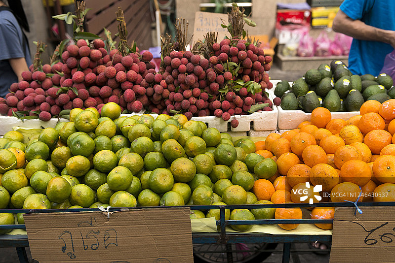 各种各样的热带水果在街头市场的推车上图片素材
