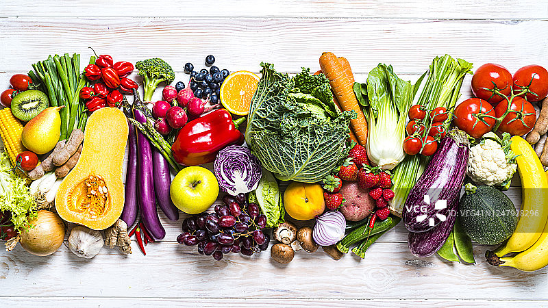 新鲜的有机水果和蔬菜从上面的白色桌子拍摄一排图片素材