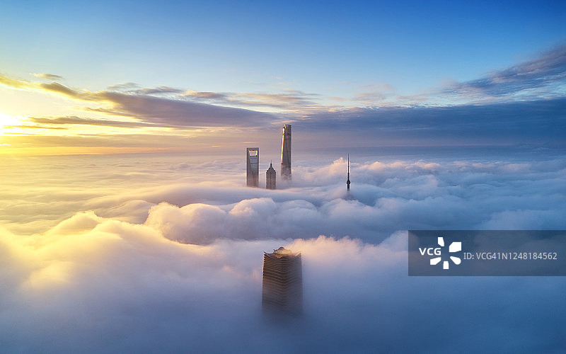 中国厚云上的上海天际线鸟瞰图图片素材