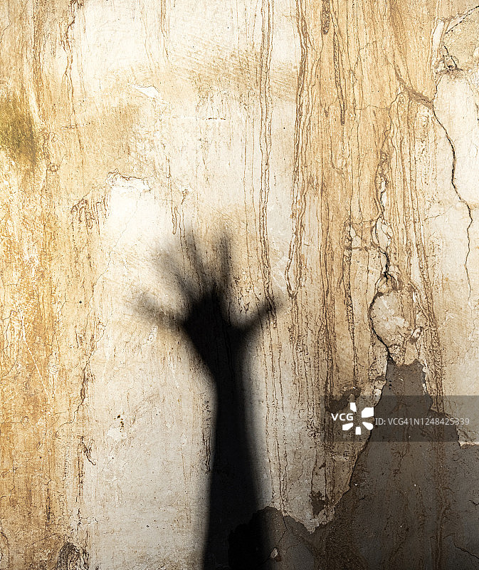 一个女人举起的手的影子，显示五指与手掌。图片素材