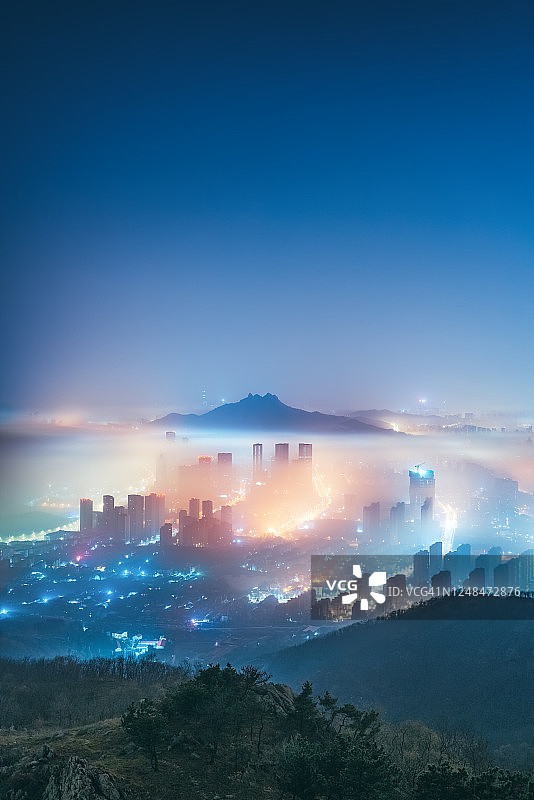 城市在夜晚的薄雾中图片素材