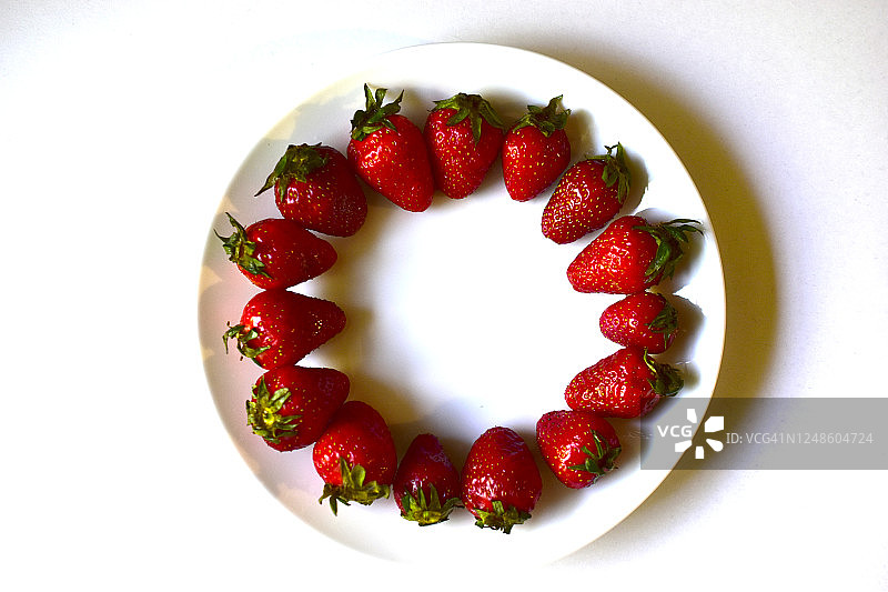 切片草莓或者白盘子上的维多利亚图片素材