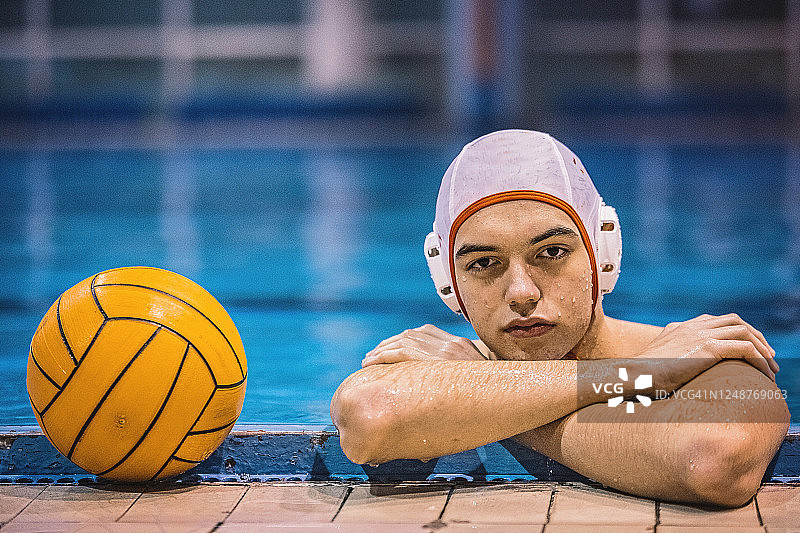 年轻男子水球运动员在泳池的边缘图片素材
