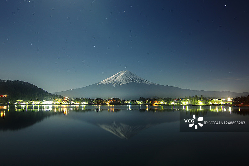 川口湖的富士山图片素材
