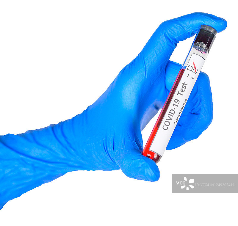 科学家医生拿着带有新型冠状病毒血样的试管在白色背景上进行分离分析。图片素材