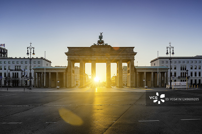 柏林勃兰登堡门的日出景色图片素材