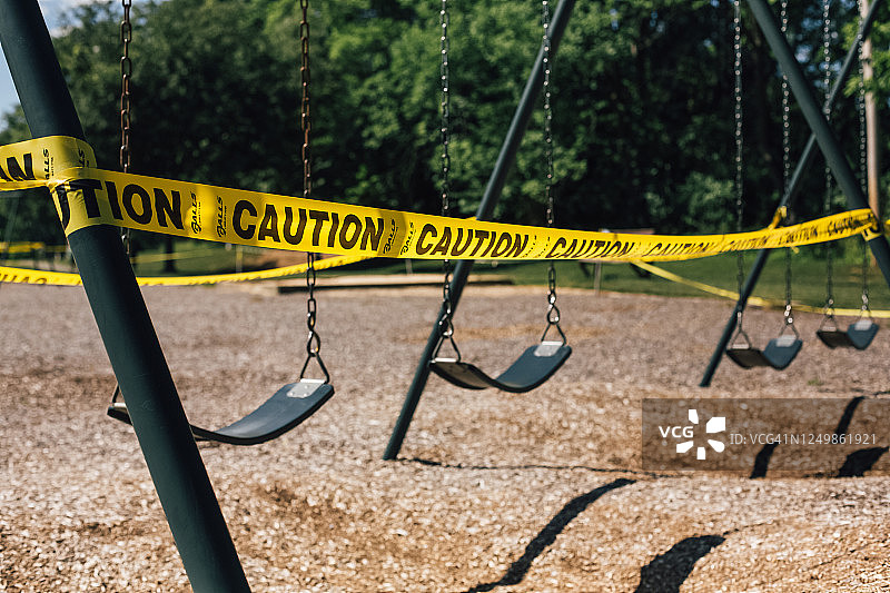 公园和游乐场在Covid-19冠状病毒大流行期间关闭，游乐场用胶带警告儿童安全图片素材