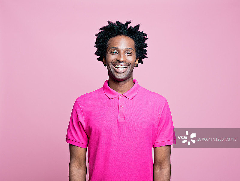 穿着粉红色polo衫的快乐年轻人的肖像图片素材
