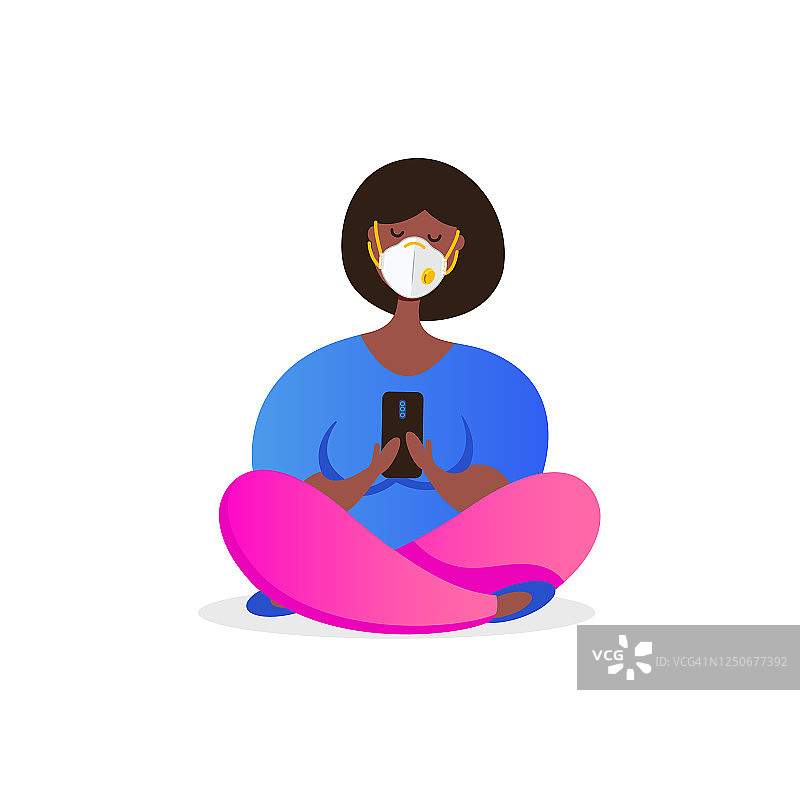 非裔美国妇女在医疗保护面罩N95坐在莲花的位置，并使用智能手机平面矢量插图。智能手机播放器应用程序。健康的生活方式概念图片素材