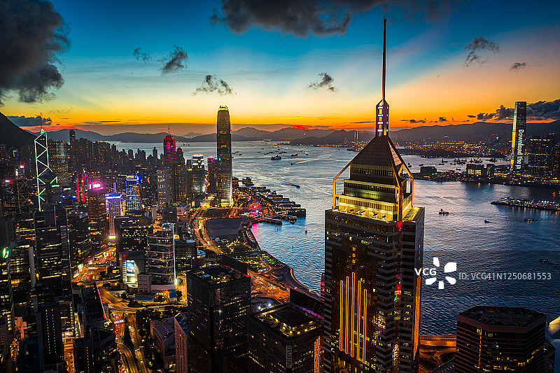 黄昏时分的香港金融区图片素材