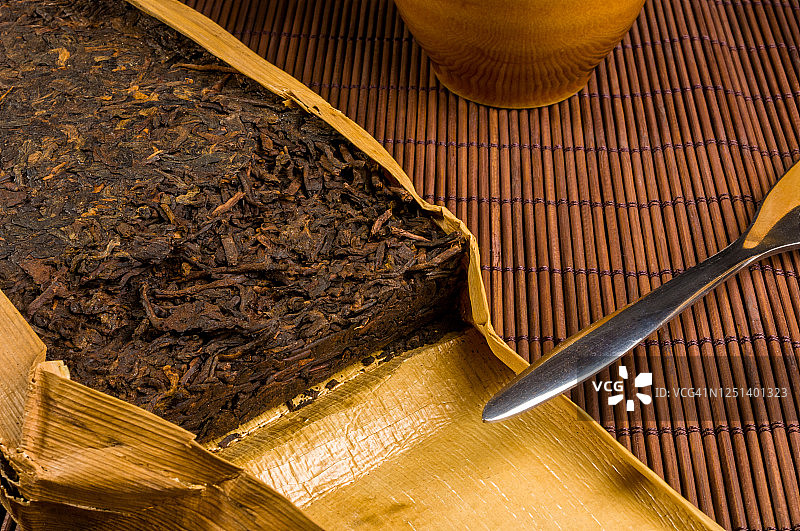 中国压普洱茶的竹叶包装和茶刀，特写，宏观图片素材