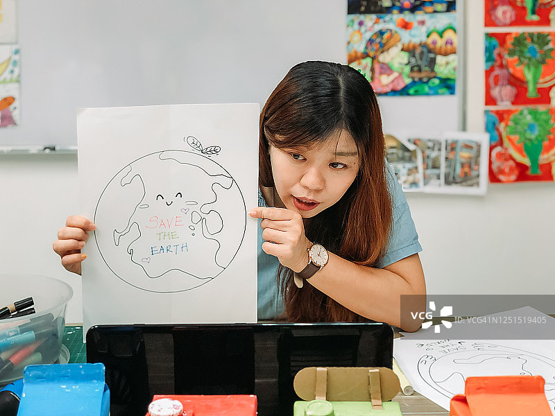 亚洲华人女教师在艺术学校教授在线课程图片素材