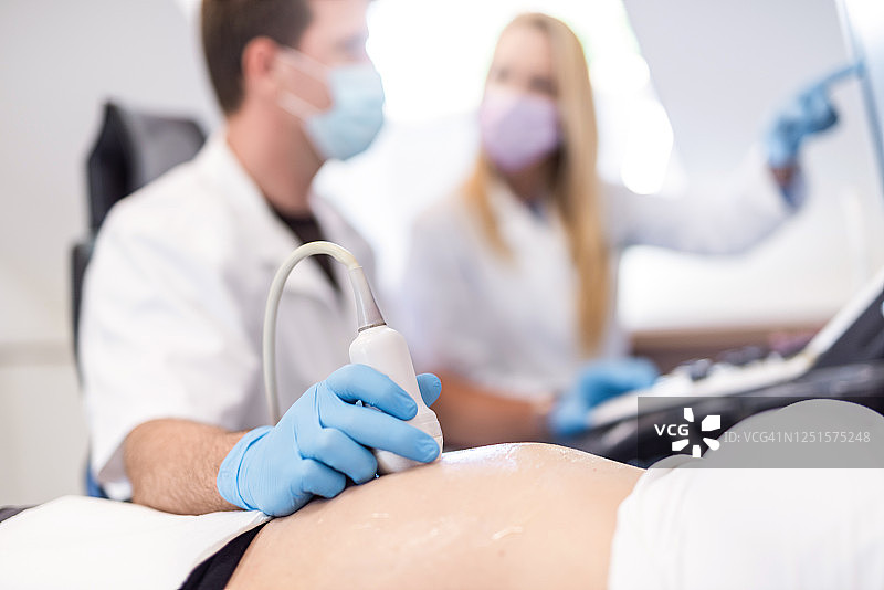 医生用超声波检查孕妇。图片素材