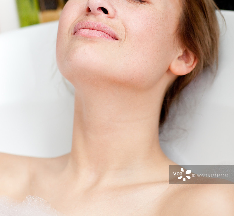 放松的女人正在洗澡图片素材
