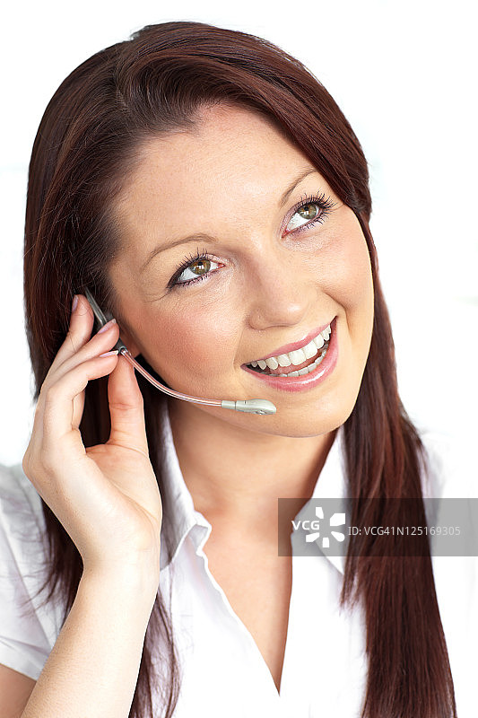 带着耳机的快乐的年轻女商人图片素材