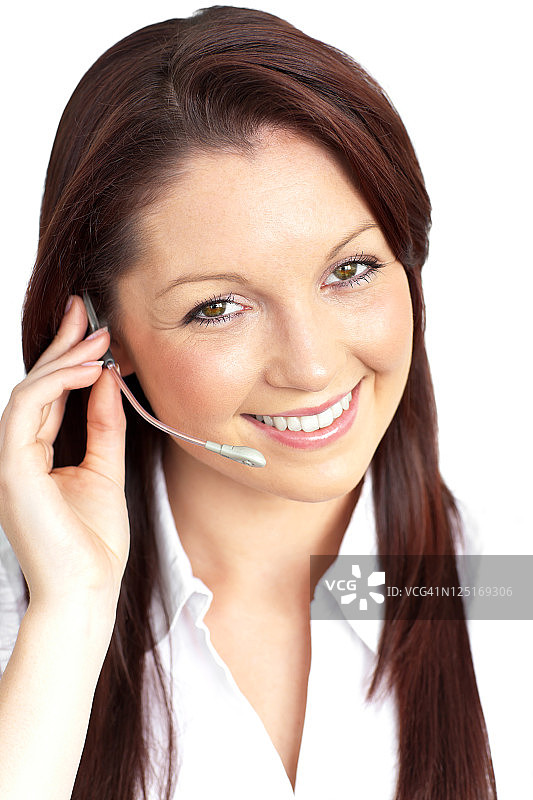 微笑着戴着耳机的年轻女商人图片素材