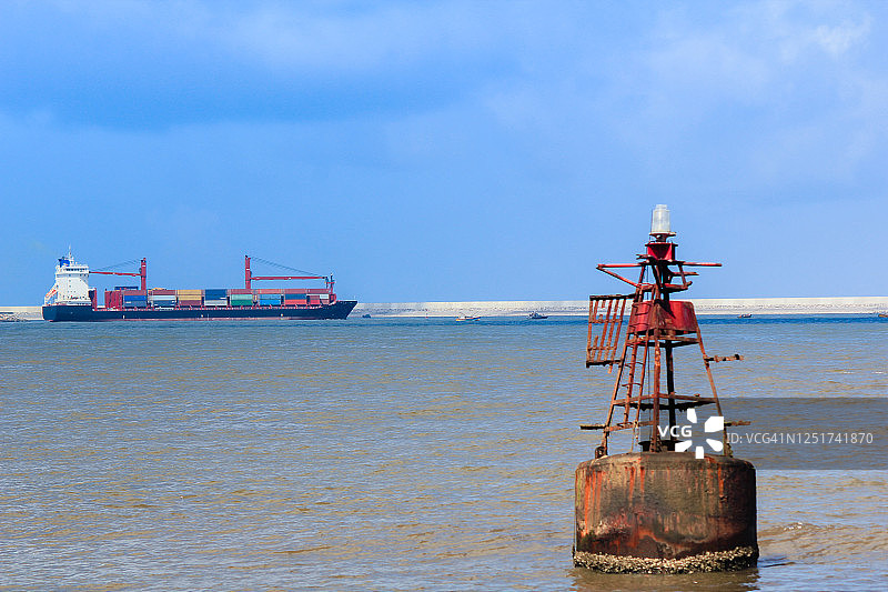 这是试图停靠在斯里兰卡科伦坡新港口的船只的背景图片图片素材