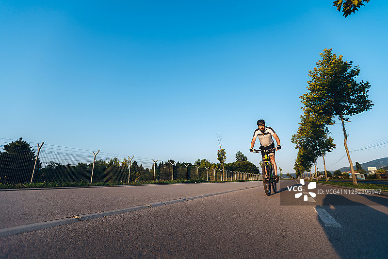 骑自行车的人骑自行车图片素材