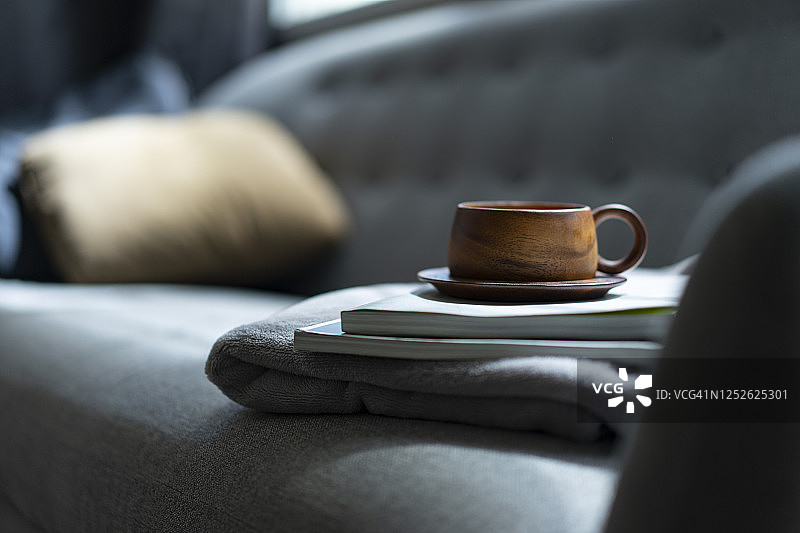 木制咖啡杯放在舒适的沙发床上图片素材