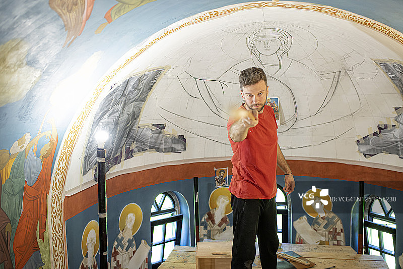 艺术家站在教堂里图片素材