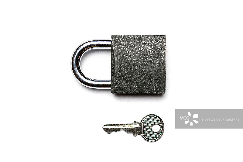安全挂锁。金属锁垫与关键隔离在白色背景。图片素材