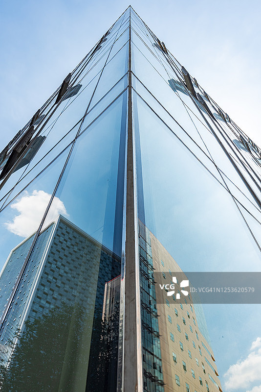 现代的玻璃摩天大楼映衬着蓝天图片素材