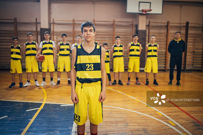 少年篮球运动员站在他的队友面前图片素材