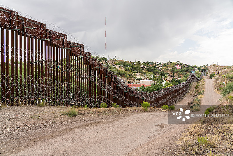 美国亚利桑那州诺加利斯的美墨边境围栏图片素材