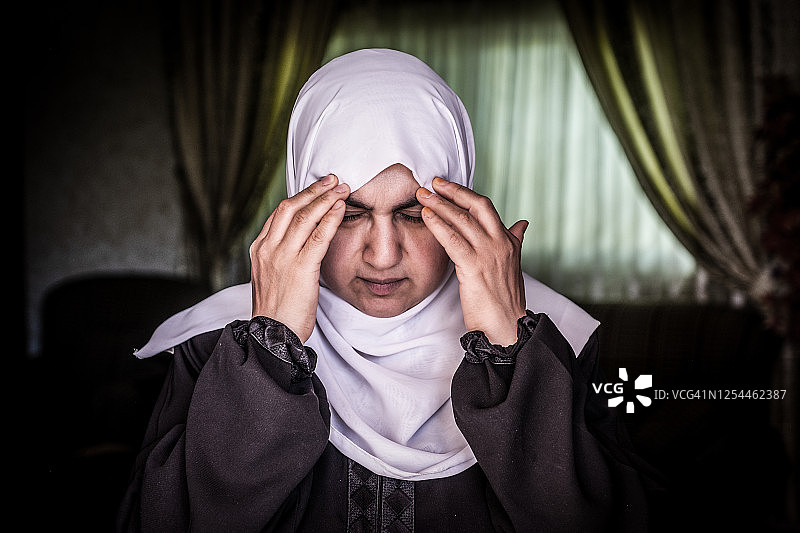 穆斯林妇女遭受痛苦图片素材
