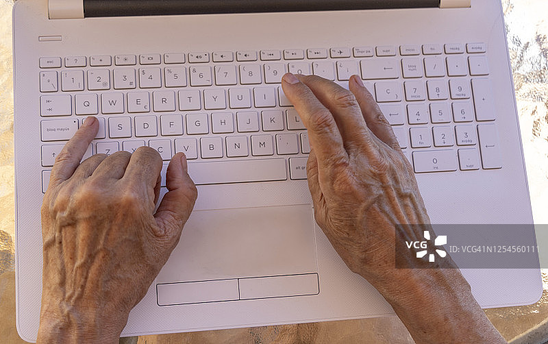 奶奶的手拿着电脑图片素材