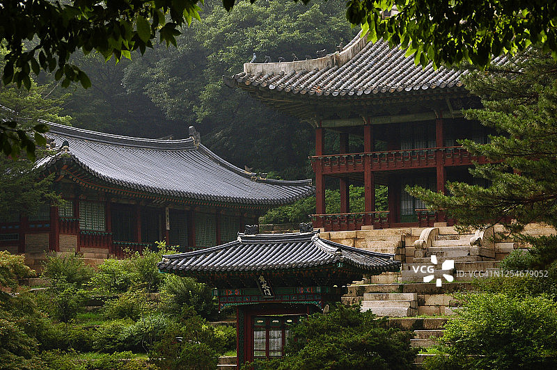 韩国首尔昌德宫建筑群内的传统建筑图片素材