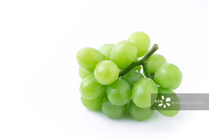绿色葡萄孤立在白色背景图片素材