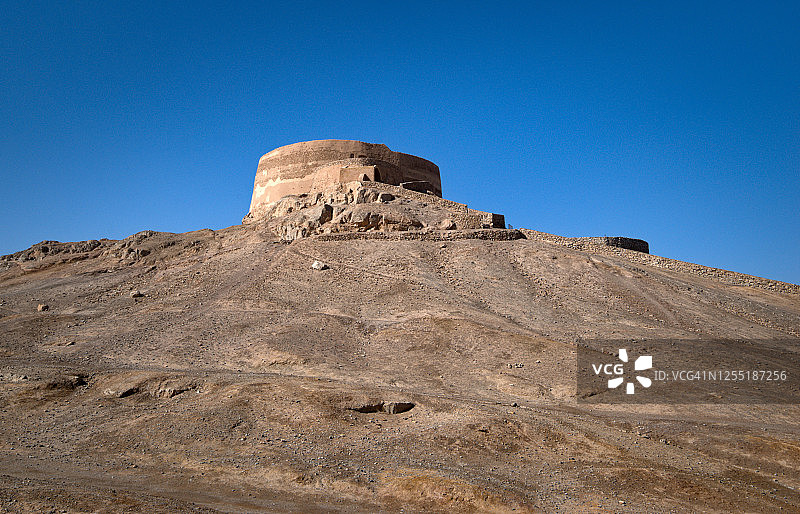 伊朗亚兹德琐罗亚斯德教墓地山顶上的古老神秘的沉默之塔图片素材