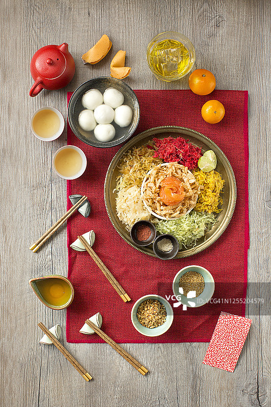 中国新年食品，生鱼沙拉“鱼生”平铺形象。图片素材