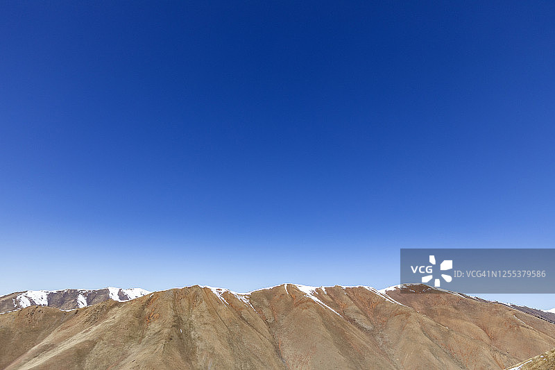 美国，爱达荷，贝尔维尤，蓝天下的山峰图片素材