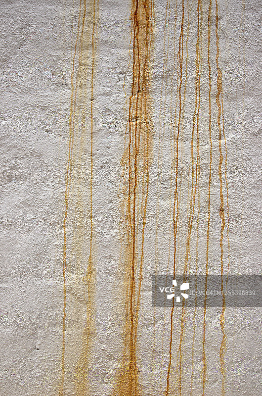 白色灰泥墙上的锈迹水印图片素材