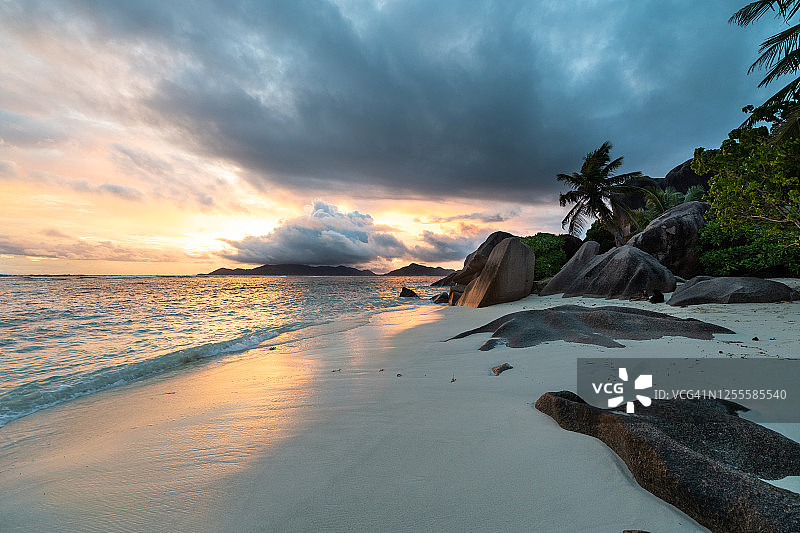 塞舌尔，安斯源德阿金特热带海滩上的日落图片素材
