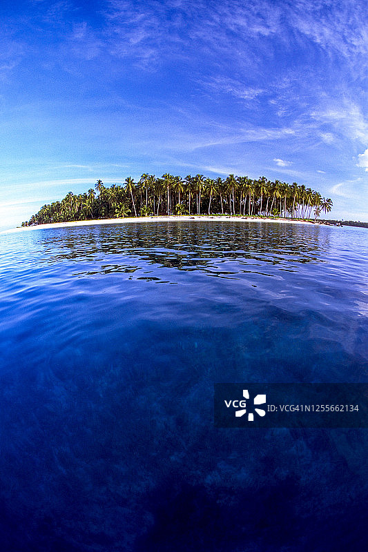 印度尼西亚，明打威群岛中的岛屿图片素材
