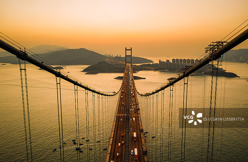 香港青衣地区青马桥日落时车辆的鸟瞰图。图片素材