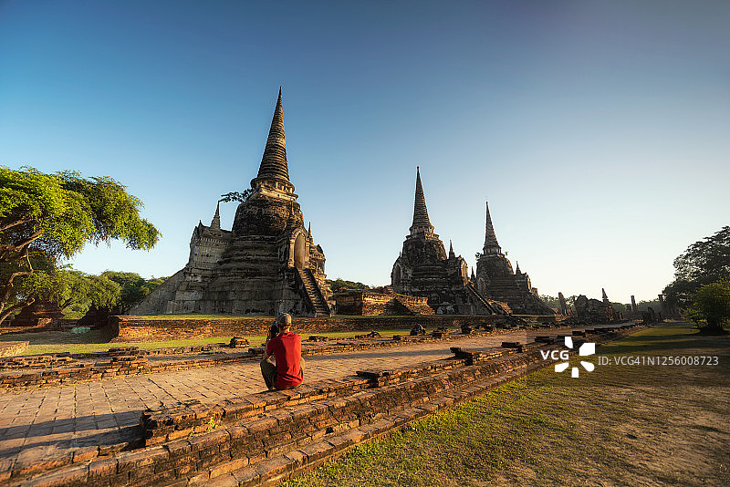 游客在泰国大城府的寺庙拍照。图片素材