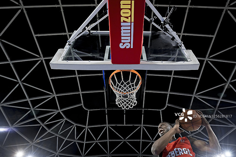 篮球运动员扣篮图片素材
