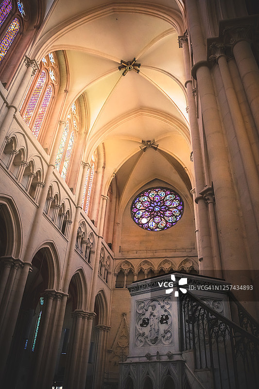 法国里昂市圣让·巴蒂斯特大教堂宏伟明亮的建筑内部视图图片素材