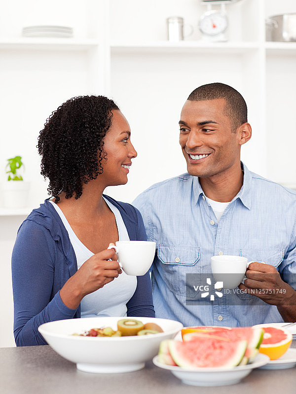 微笑的情侣吃健康的早餐图片素材