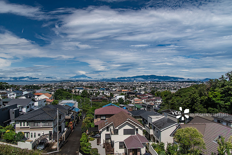 富士山和日本神奈川县海边的住宅区图片素材