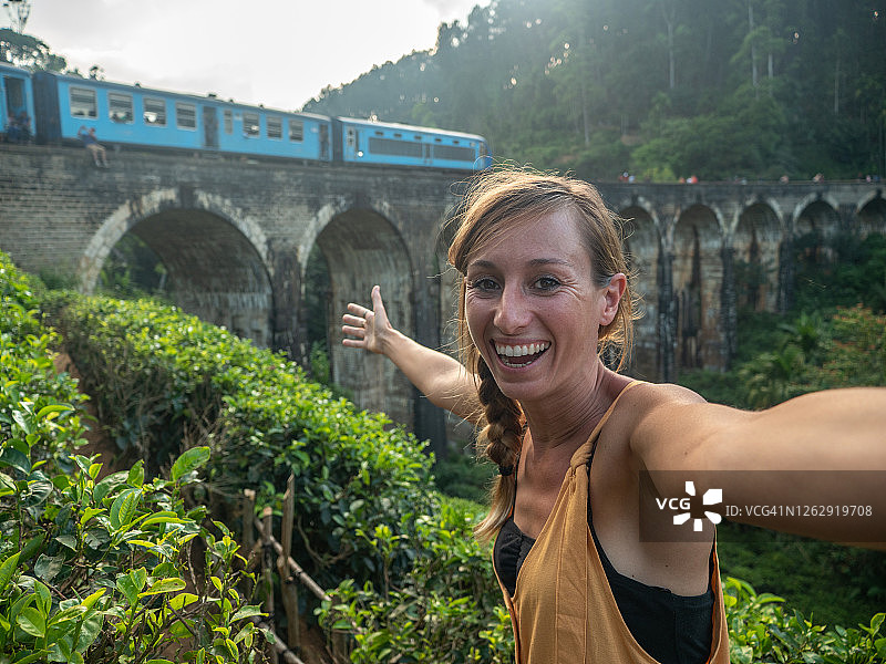 斯里兰卡埃拉，一名女游客在与著名的蓝色火车自拍图片素材