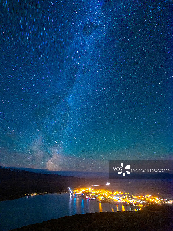 银河和城市灯光，特卡波湖，新西兰图片素材