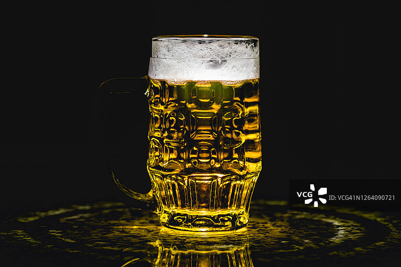 金色啤酒杯，有特殊的反光图片素材